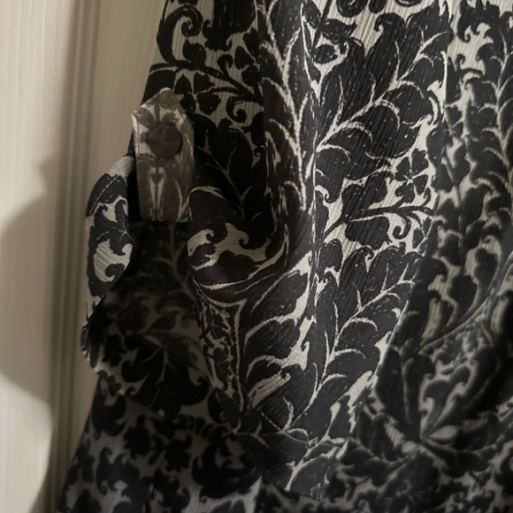 Maggie Barnes Womens 0X Blouse Tunic Black White Paisley with buttons & sequins - Picture 3 of 4